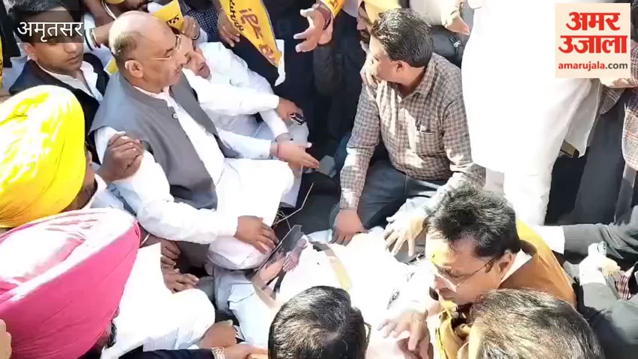 Aam Aadmi Party protests against Pratap Singh Bajwa