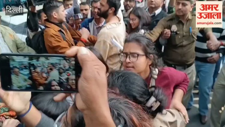 दिल्ली विश्वविद्यालय: अधिकार रैली में छात्र संगठनों में झड़प, पुलिस ने किया बीच बचाव