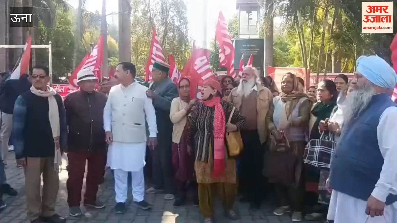 Una Various employee organizations protest under the banner of CITU