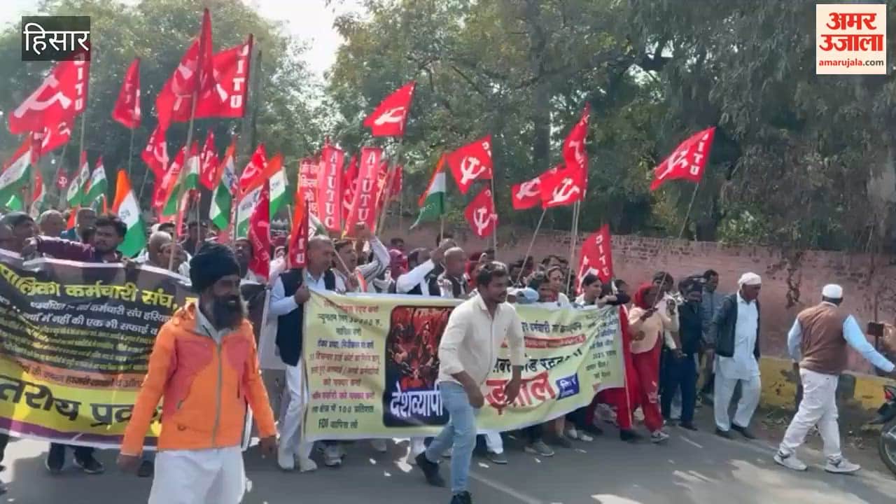 nationwide strike had a strong impact in Hisar, with trade unions blocking the road from Laxmi Bai Chowk to the bus stand