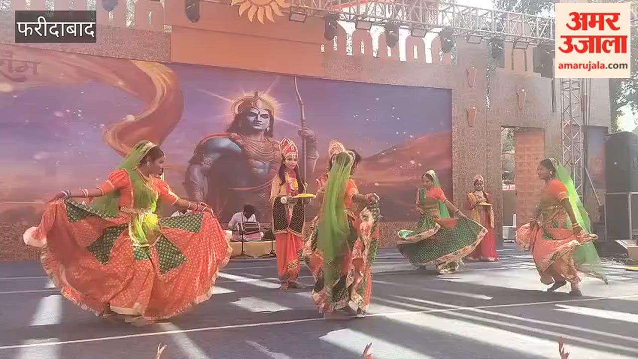 Dance presentation of UP artists at main Chaupal in Surajkund Mela