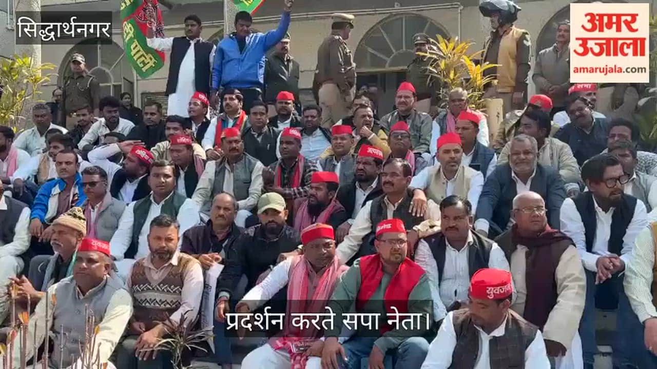 SP workers protest against the police station in-charge