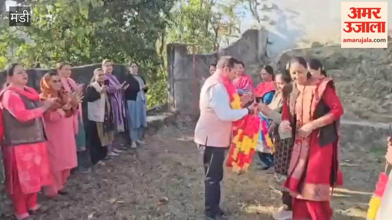 Mandi Women raised the issue of non-payment of milk before Rajesh Kapoor