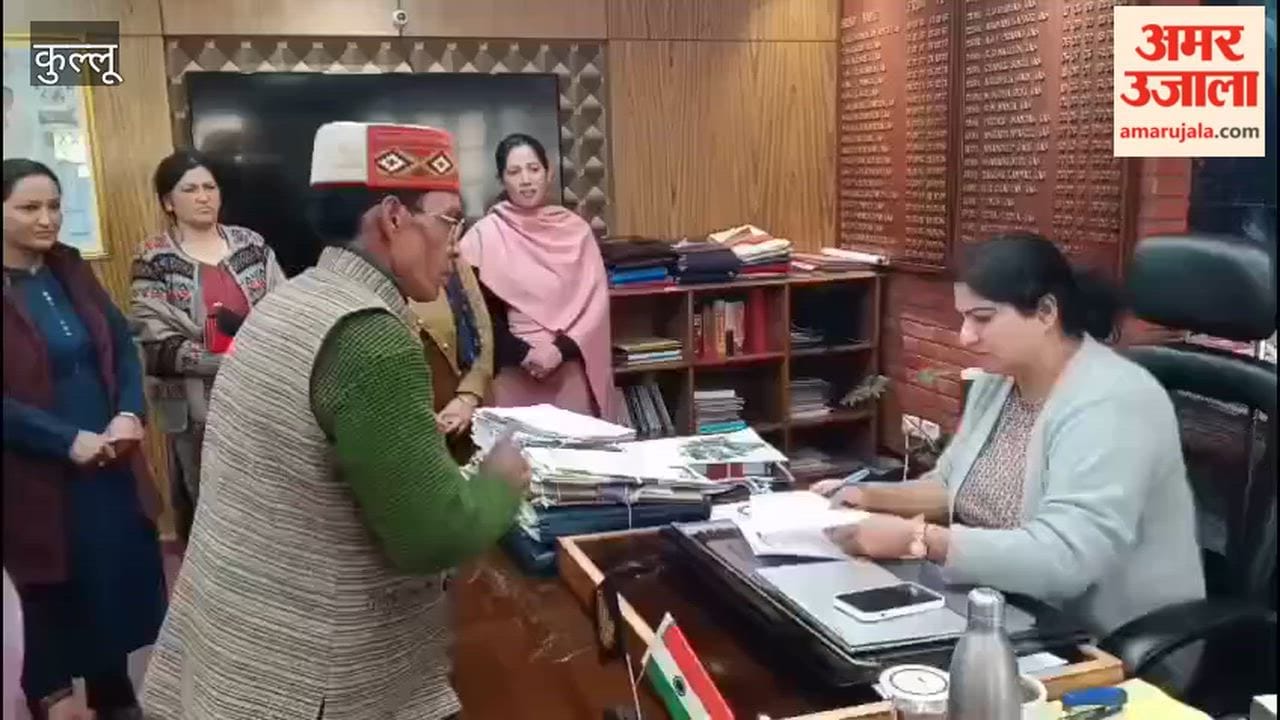 Kullu People of Shalingcha Panchayat reached DC office in protest against smart meter