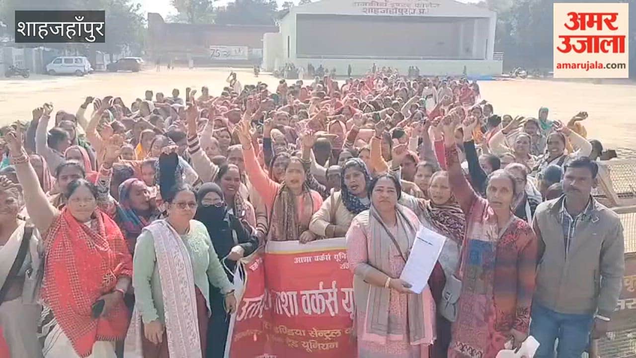 Asha workers protested against the health department for their honorarium in Shahjahanpur