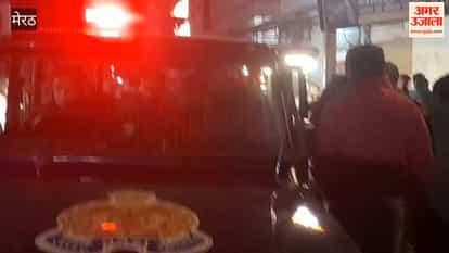 Bajrang Dal workers created a ruckus after seeing a Hindu girl with a youth from another community, and took her from the restaurant to the police station.