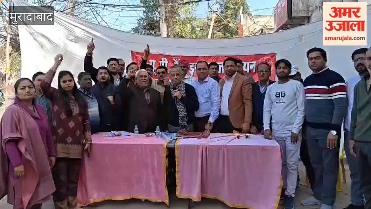 Bank employees protest on Delhi Road demanding various demands