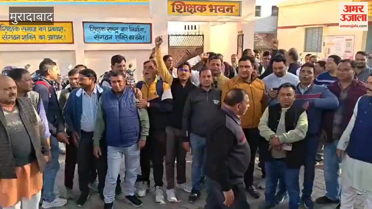 Teachers' union workers burnt an effigy