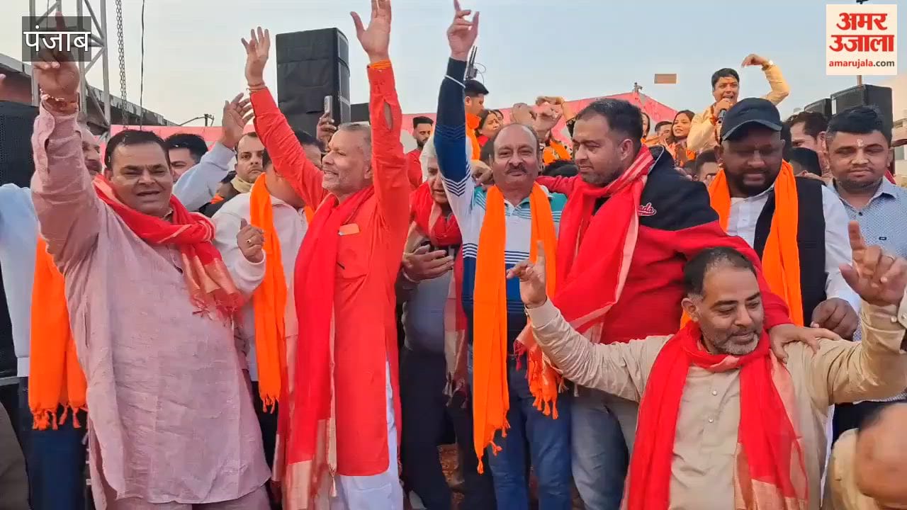 Devotees danced to the tune of 'Bhole ki baraat chali gaj baaj ke' at Shiv Mandir Pakka Bagh in Phagwara.