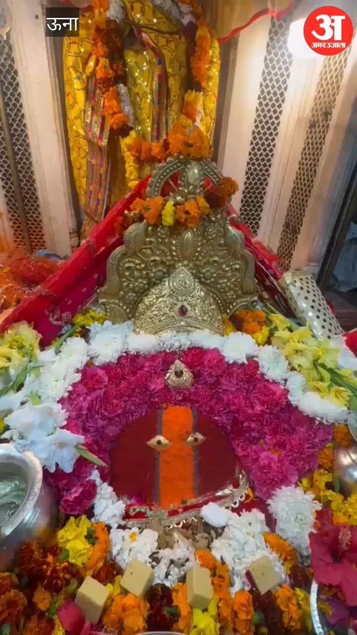 Una After the fulfillment of the wish, the devotee offered a crown and tika weighing 25 tolas of gold, a unique example of faith