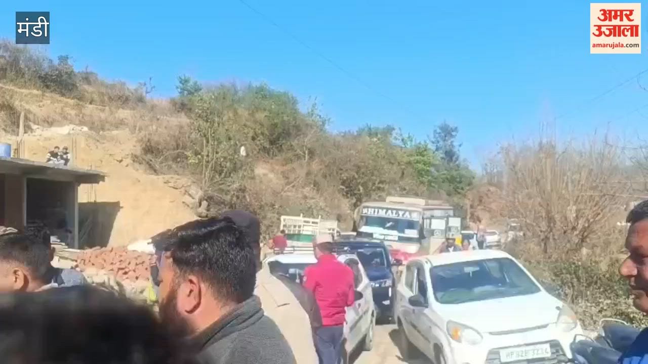 Mandi: Violent public protest against the decision to close the Chachiot sub-post office, women blocked the road