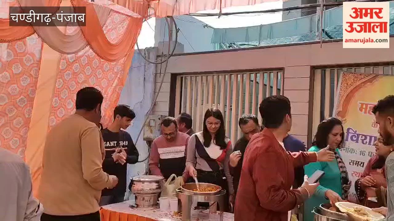 Agrawal Sabha organised a feast on the occasion of Mahashivratri in Phagwara
