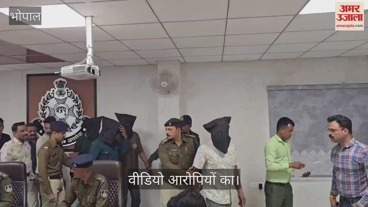 Four notorious robbers from Bhopal were arrested in Ratlam while looting.