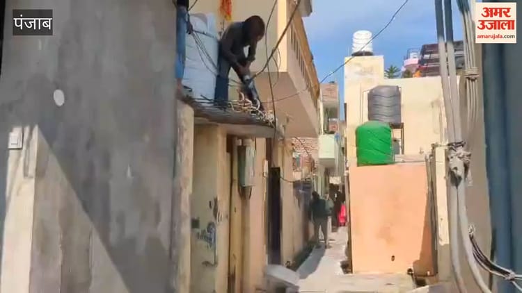 पठानकोट में युद्ध नशियां विरुद्ध मुहिम के तहत पुलिस ने तोड़ा घर