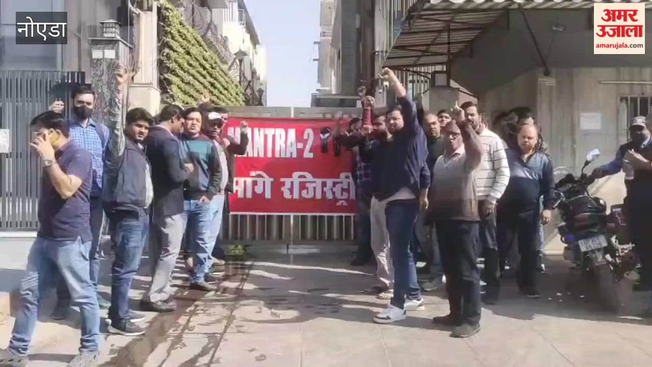Residents of Mahagun Mantra-2 Society created ruckus at Mahagun office.