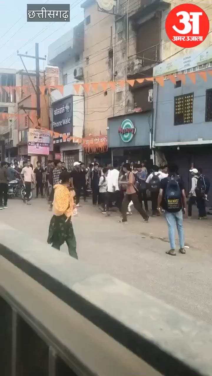 वेलेंटाइन डे पर गर्लफ्रेंड से की छेड़खानी तो आपस में भिड़े लड़के, वीडियो वायरल