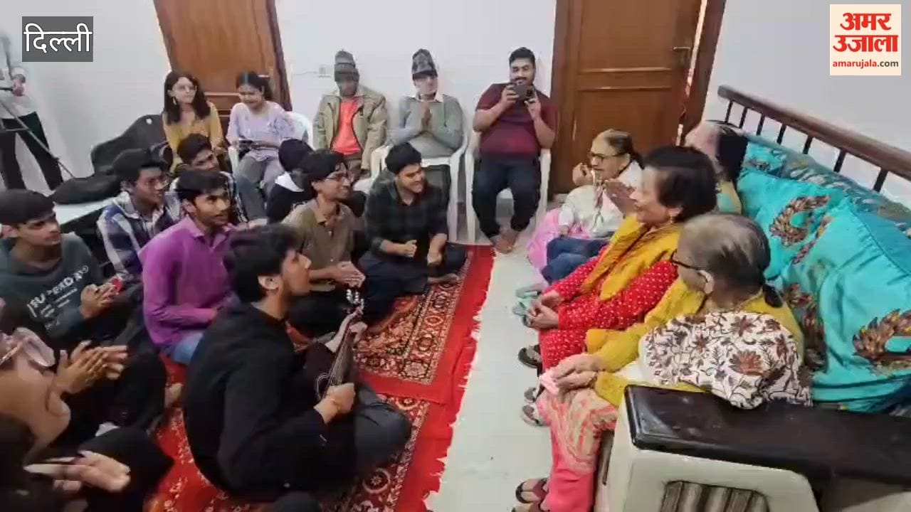 DU students celebrated Valentine Day at Nirman Vihar Old Age Home