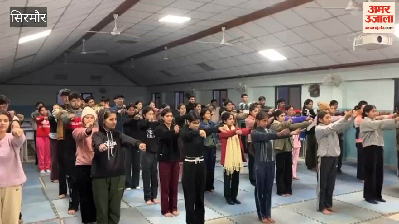 Sirmour NSS volunteers were made to do yoga and exercise in Nahan College
