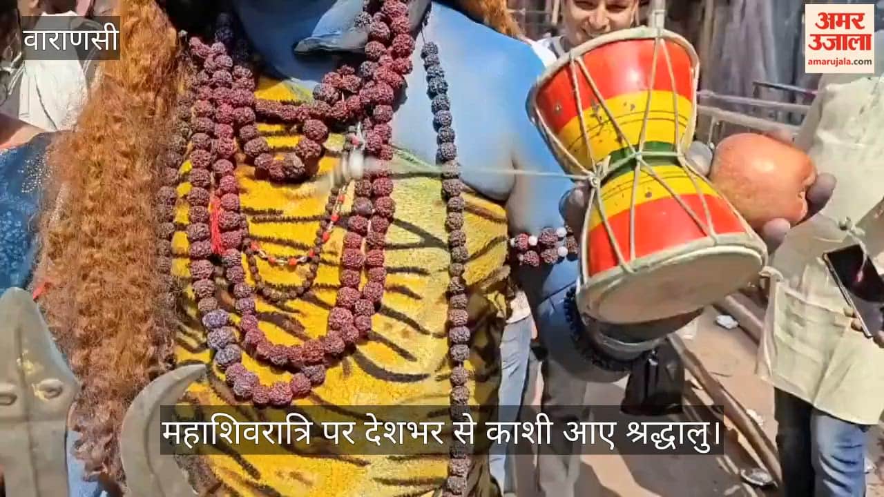 Mahashivratri devotee dressed as Lord Shiva arrived to have darshan of Baba vishwanath in varanasi