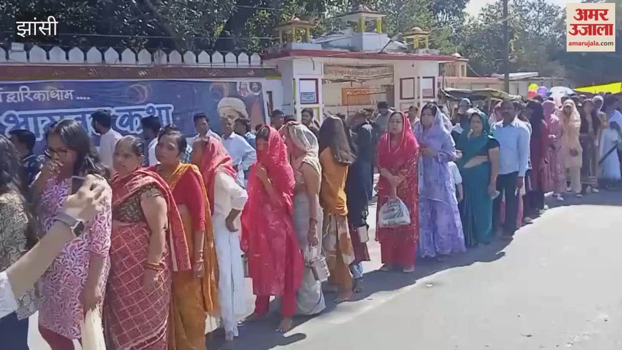 Crowds of devotees gathered at Siddheshwar Temple in Jhansi to offer water on Shivratri.