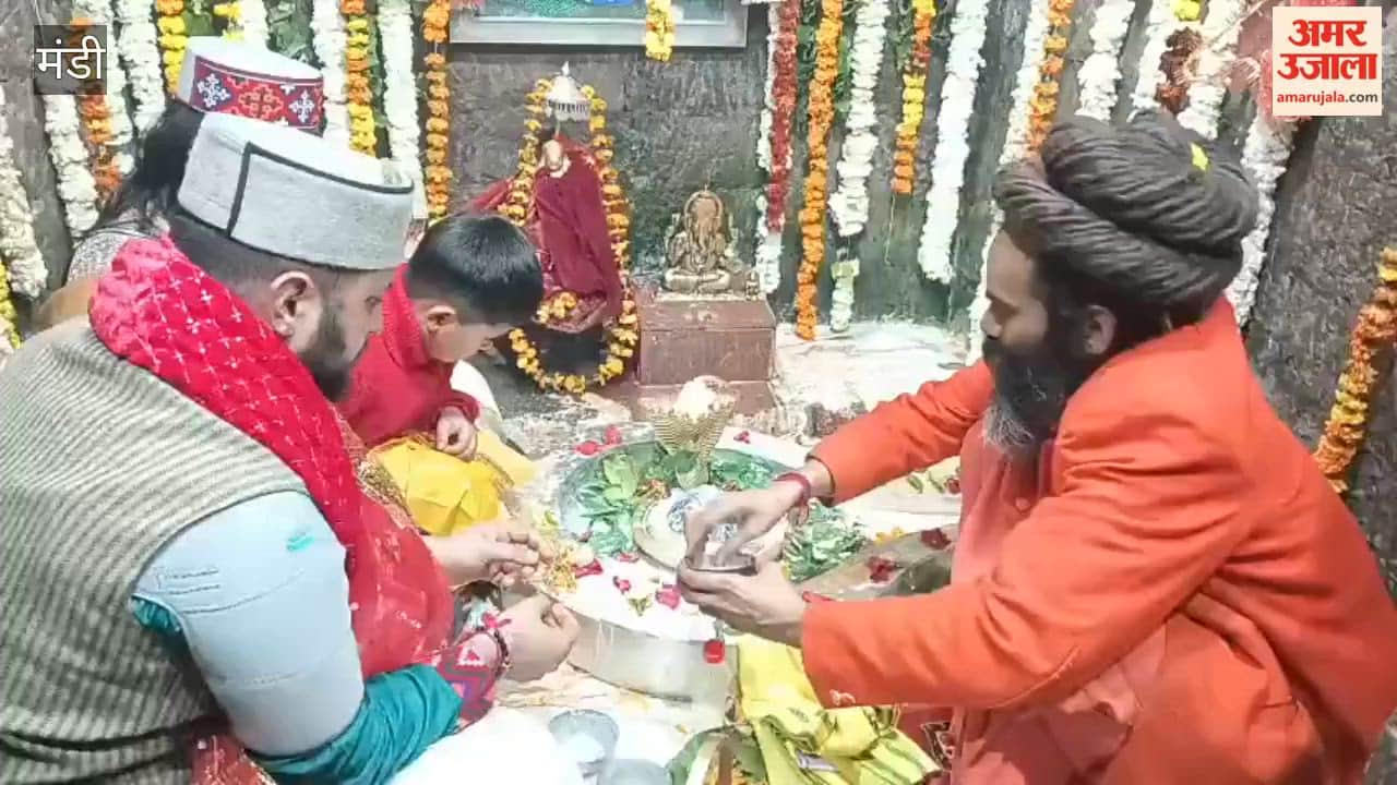 Mandi: Deputy Commissioner Mandi Apoorva Devgan offered prayers at Baba Bhootnath Temple