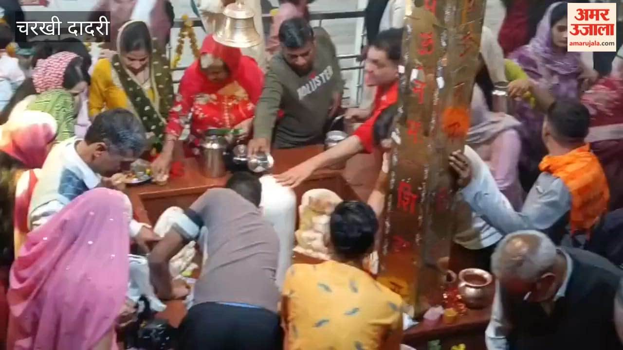 On the occasion of Mahashivratri festival in Dajari, devotees thronged the Shiva temples of the district, the queue continued till noon.