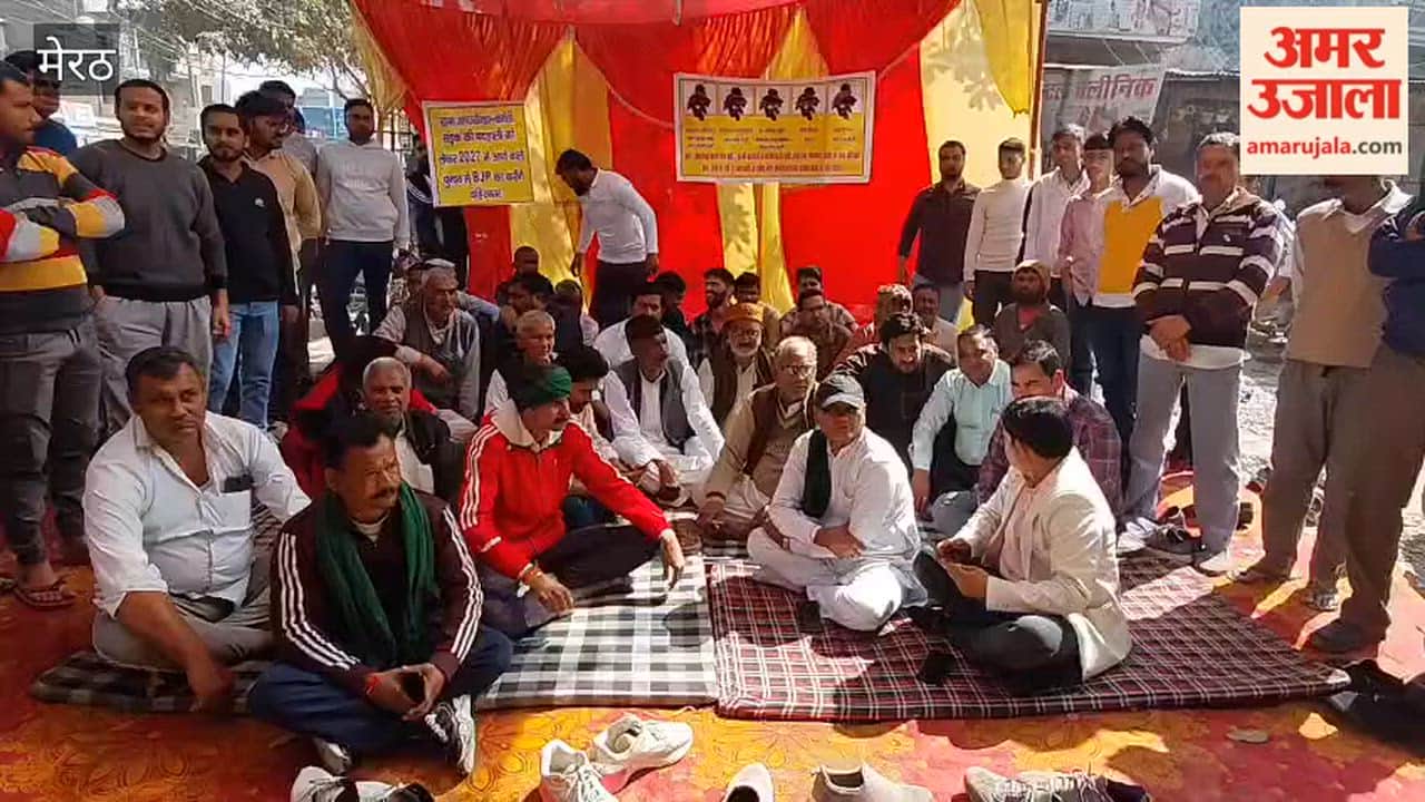 Meerut: Dirt, broken roads and waterlogging in Ward 10, people sitting on strike