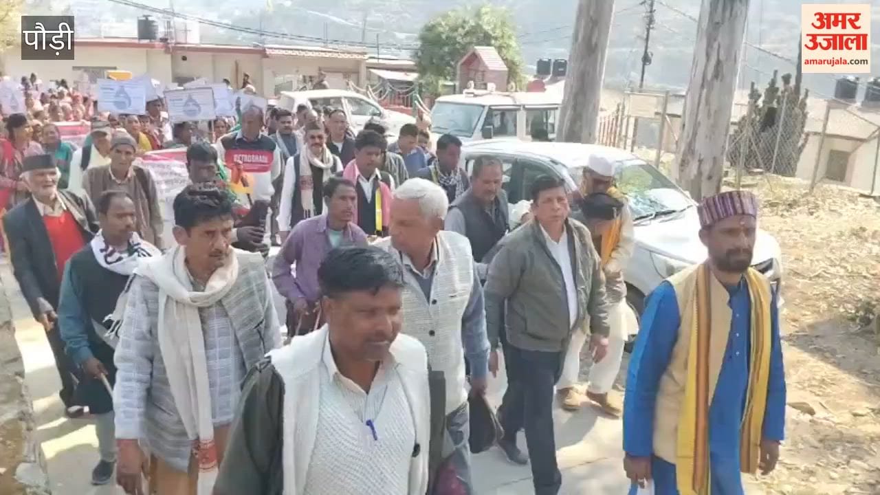 Srinagar: People of Paw Akri area gheraoed Tehsil Kirtinagar demanding drinking water and road facilities