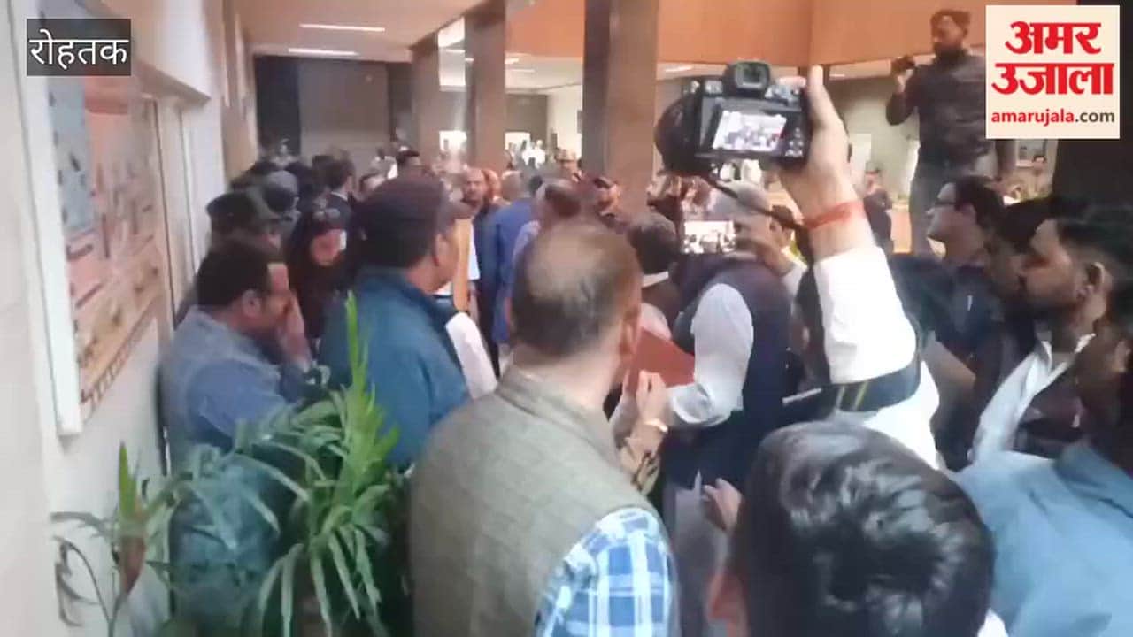 Slogans raised against the Vice Chancellor at Rohtak MDU