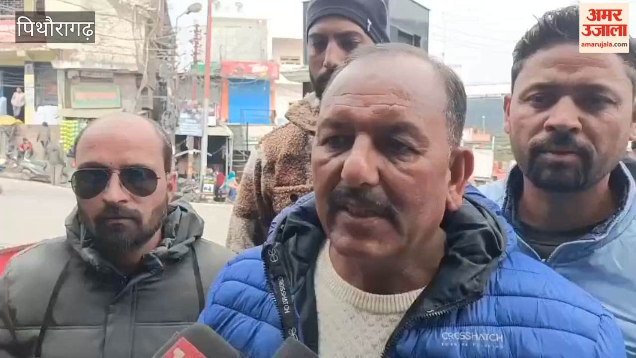 Congress protests against the poor condition of roads in Pithoragarh