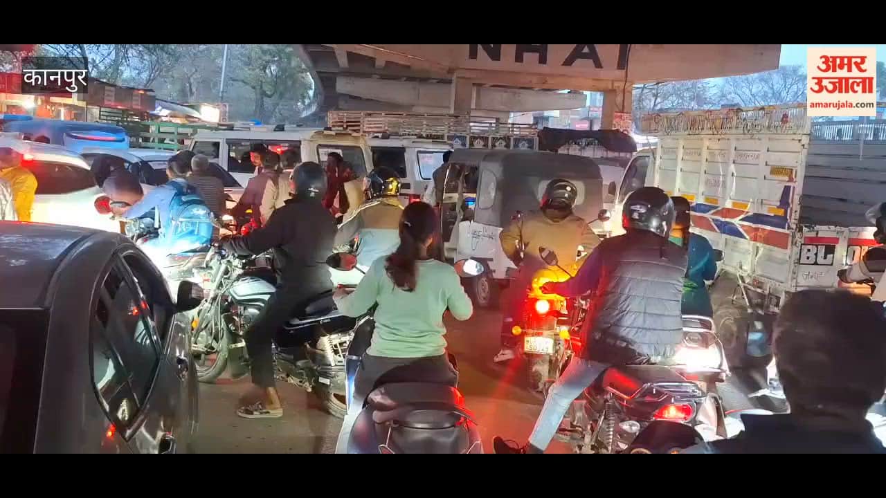 Kanpur: Massive traffic jam at Mandhana intersection, no traffic police in sight