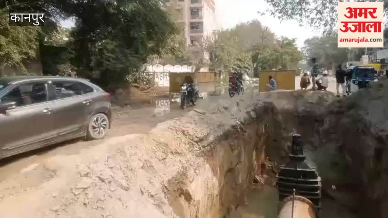 road near Kidwai Nagar police station has been dug up