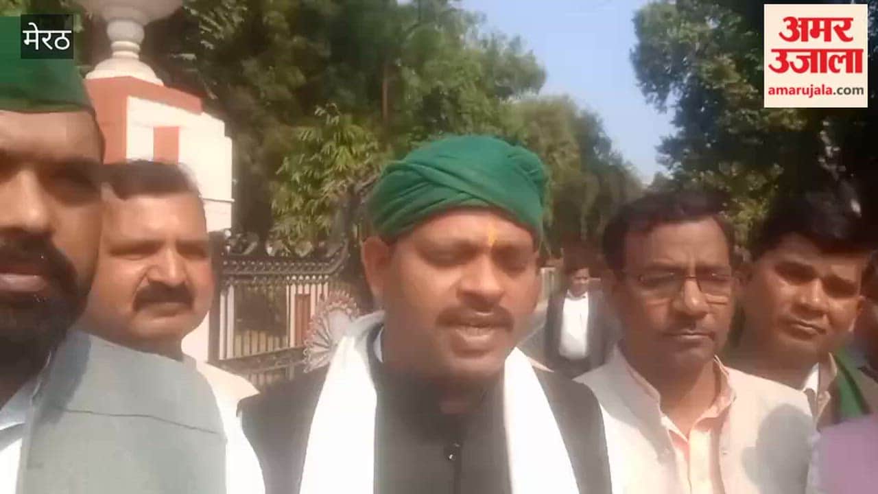 Meerut: Protest at Divisional Commissioner's office over harassment of traders