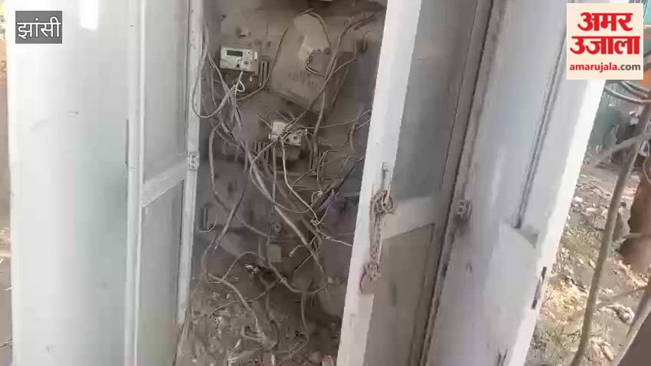 Jhansi: Meter boxes lying open in the market, risk of electric shock