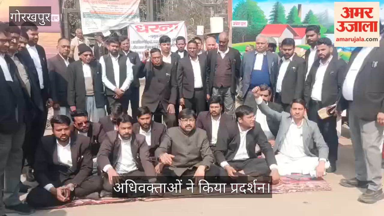 Advocates protested in front of the court gate and made this demand.
