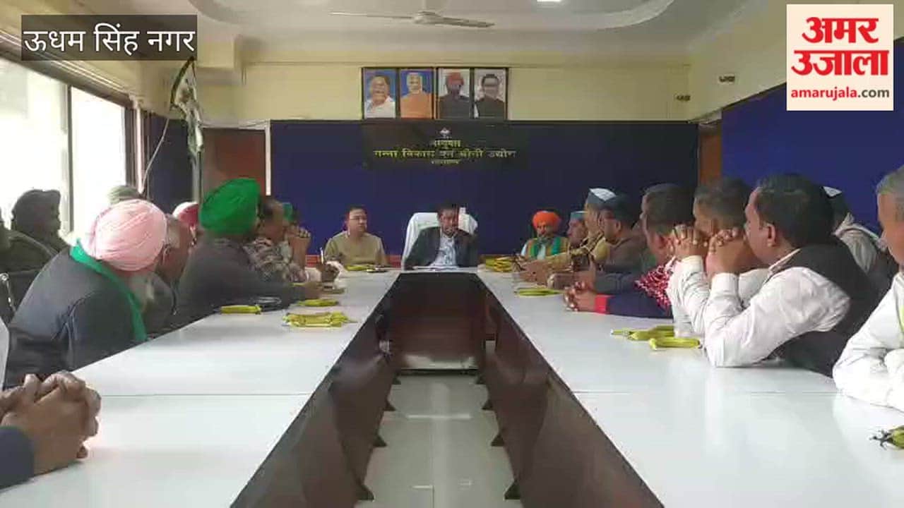 Farmers gherao the office of the Sugarcane Commissioner demanding the opening of ten sugarcane purchasing centres