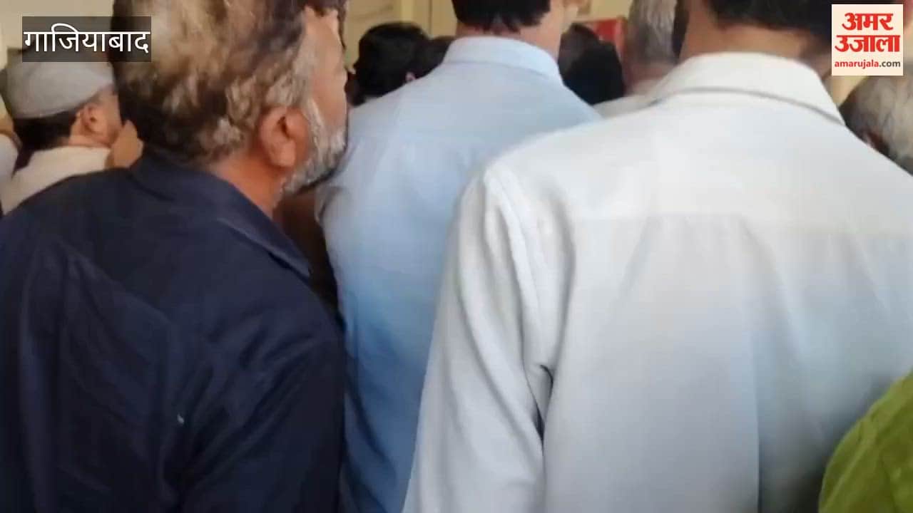 Hundreds of farmers stage protest at police station after FIR against builder in Ghaziabad