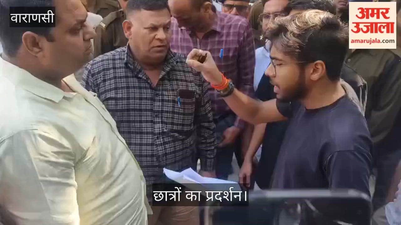 Students protest at the central office in BHU