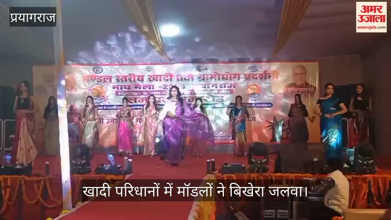 Prayagraj- Models dazzled in Khadi attire, walked the catwalk in the fashion show