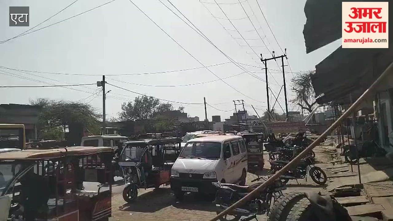 Vehicles were stuck in traffic jam on Etah-Agra road for hours.