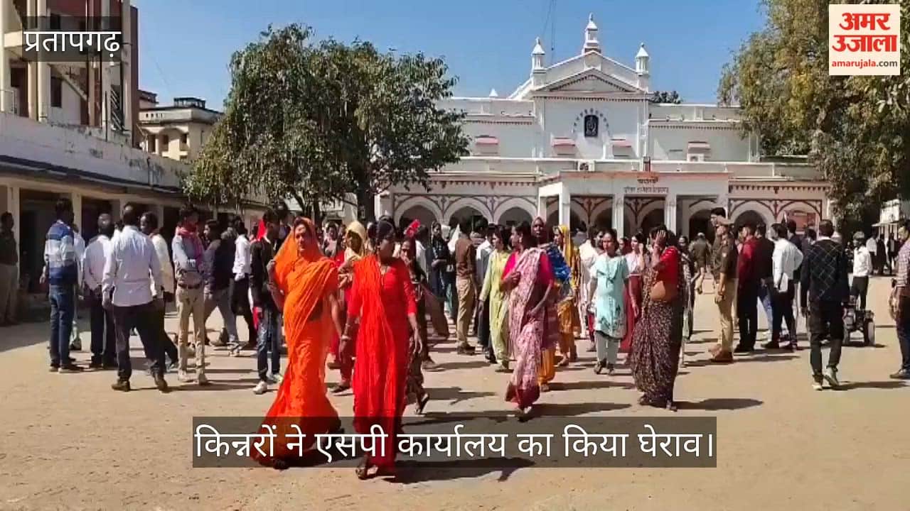 Transgenders surrounded the SP office, enraged when a theft case was not registered.