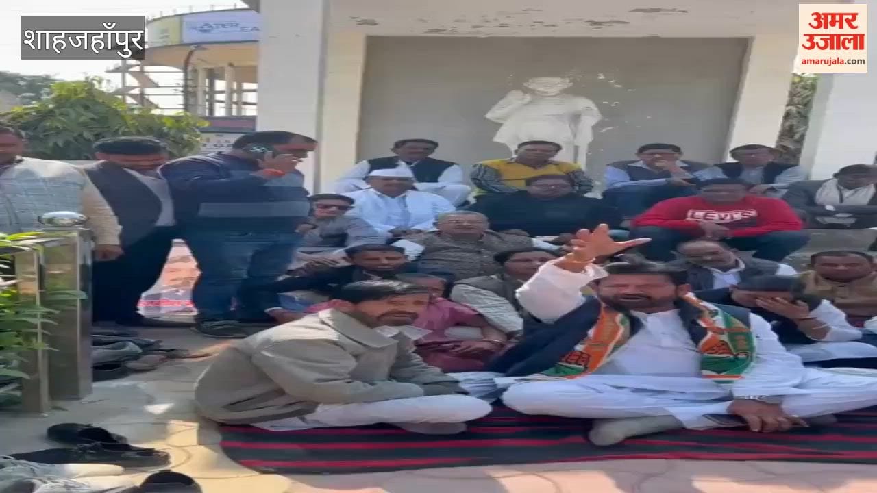 Congress workers stage protest in front of Gandhi statue against lathicharge in Shahjahanpur