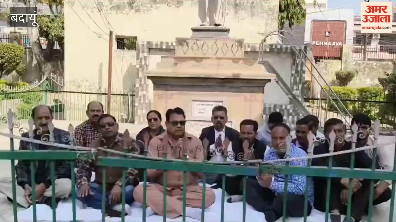 Congress leaders sit-in protest against the lathicharge in Budaun