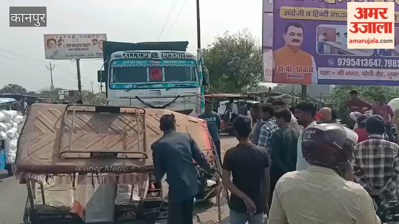 Truck loaded with gravel hits e-rickshaw, driver injured