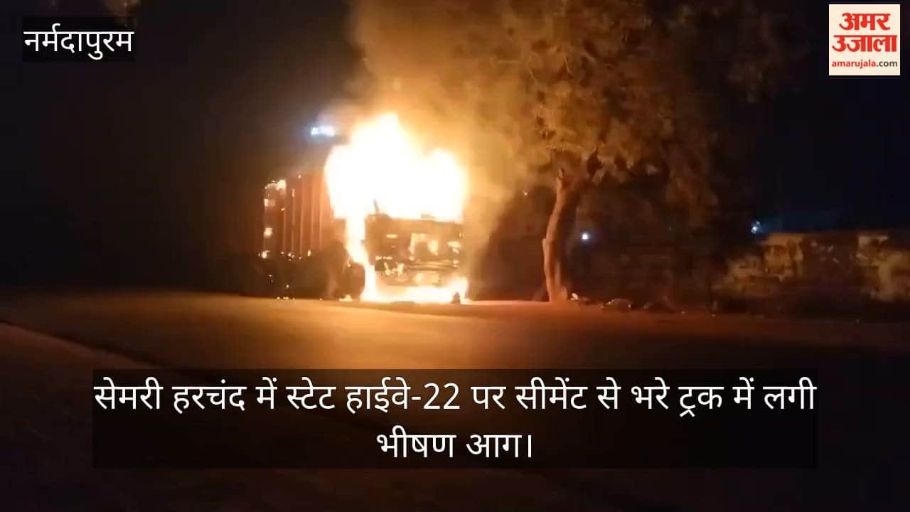 Narmadapuram News: Truck Catches Fire on State Highway; Tyre Blasts Trigger Panic, Driver and Conductor Safe