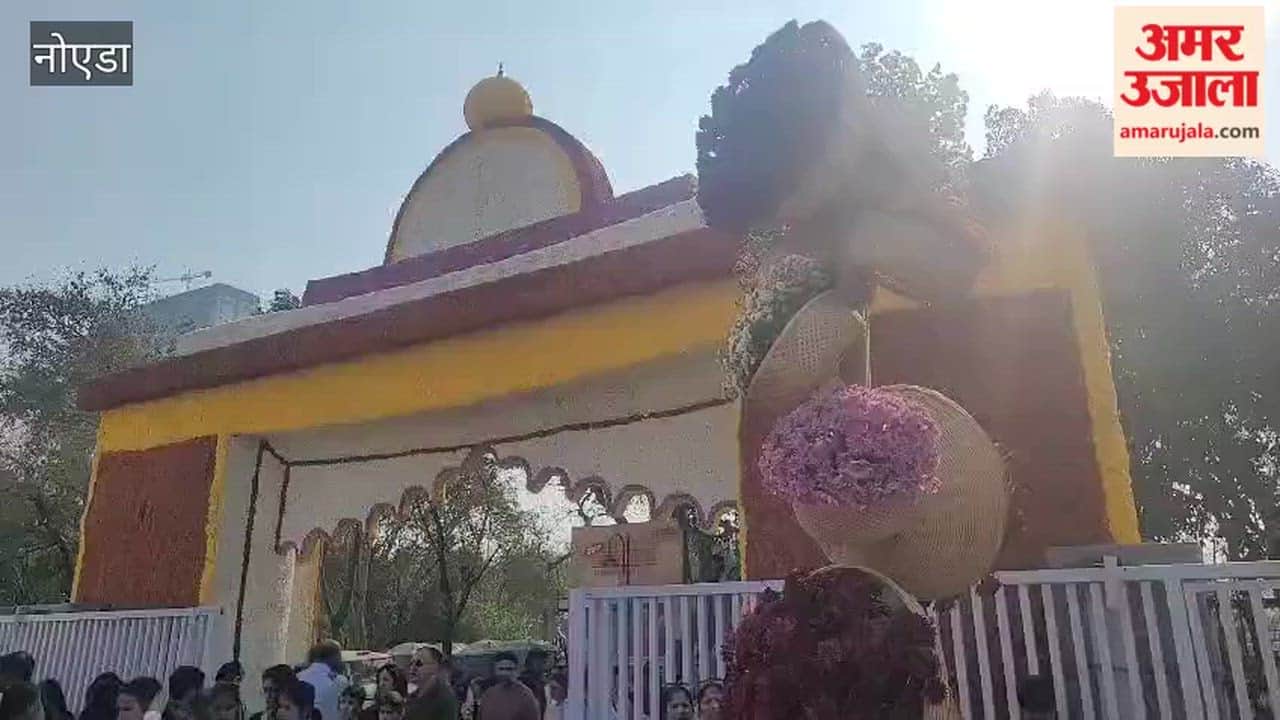 Noida Crowds gathered at the flower exhibition in Shivalik Park