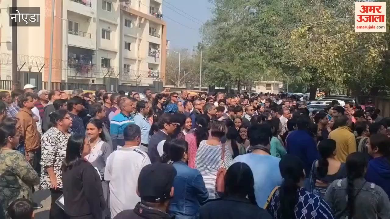 Noida Candidates reach CBSE board examination centre in Sector 24