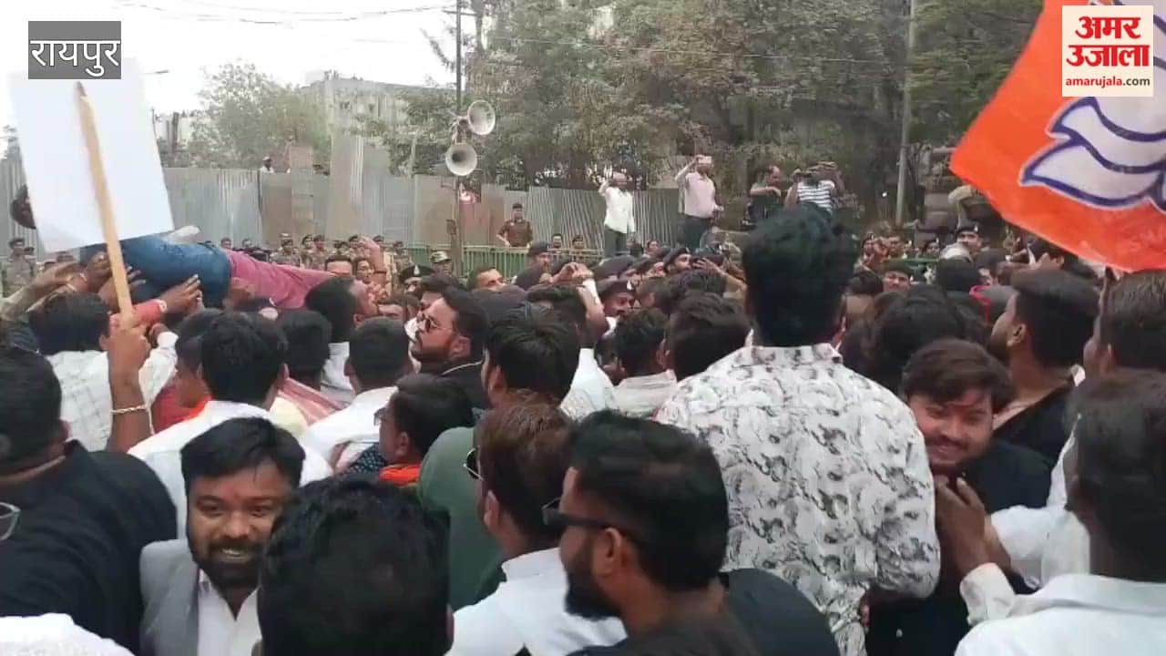 BJYM workers protest in front of Congress office in Raipur