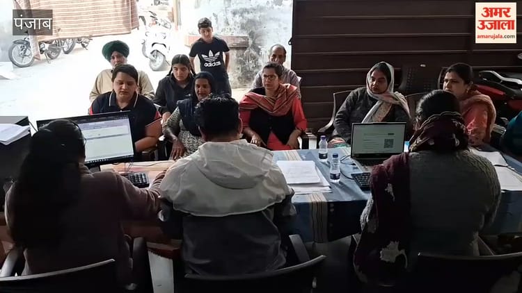 फगवाड़ा के गांव खजूरला में मुख्यमंत्री स्वास्थ्य बीमा योजना के तहत बनाए गए कार्ड