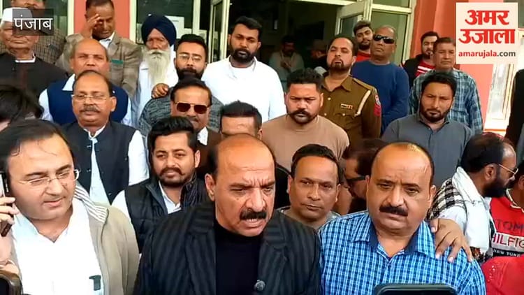 पठानकोट में कांग्रेस ने ट्रेड डील के विरोध में केंद्र सरकार के खिलाफ डीसी को सौंपा ज्ञापन